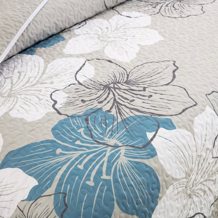 Intricate Quilted Coverlet and Pillowcases Set: Artistry in Every Stitch - Queen size