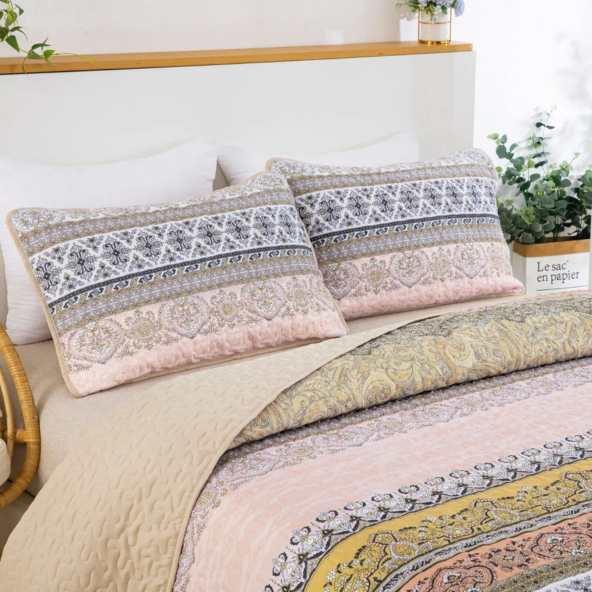 Crafted Quilted Bedspread and Pillowcases Set: A Testament to Skilled Craftsmanship - Queen size