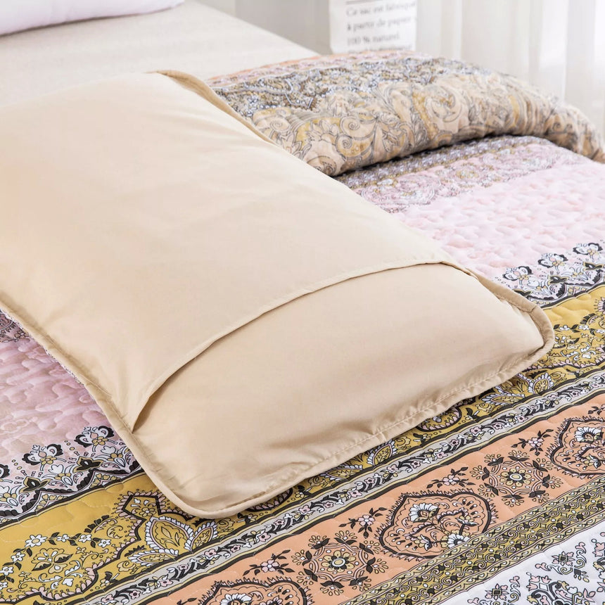 Crafted Quilted Bedspread and Pillowcases Set: A Testament to Skilled Craftsmanship - Queen size